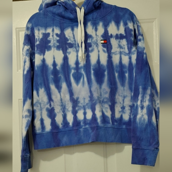 Tommy Hilfiger Tops - Tommy Hilfiger sweatshirt. Size Medium